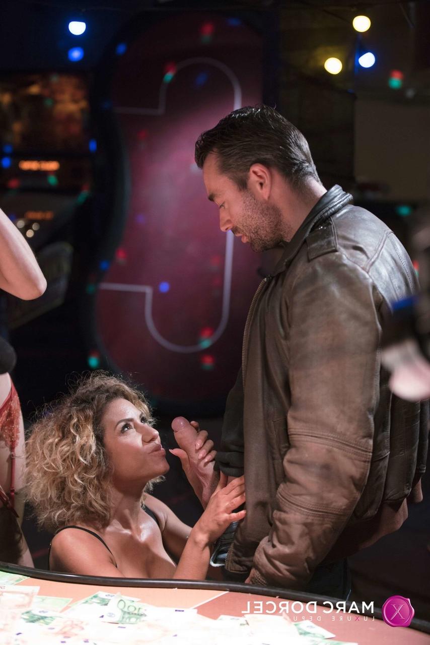 16P Die versauten europäischen Puppen Rose Valerie und Cassie Del Isla blasen und ficken im Club