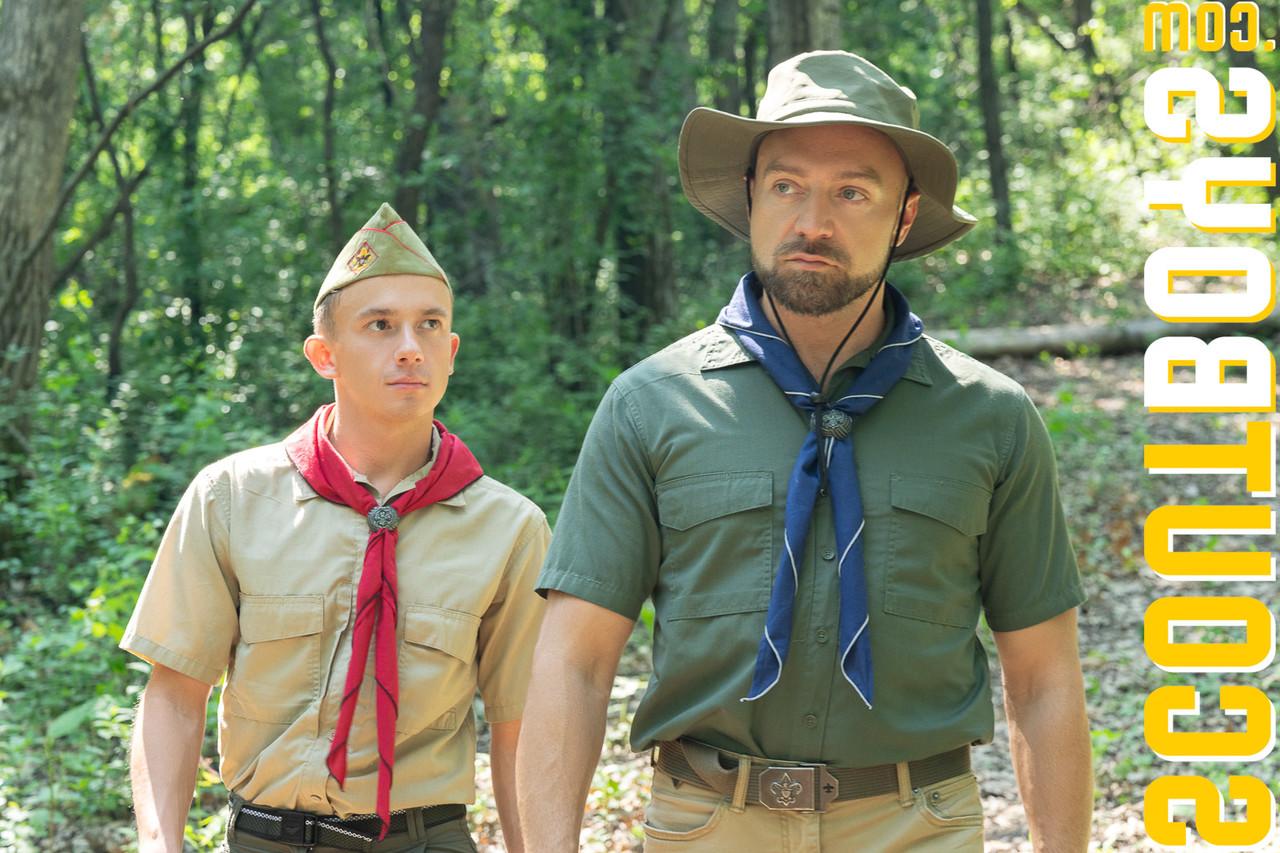 20P Der reife Pfadfindermeister Banner und der junge Pfadfinder Zack posieren in ihren sexy Uniformen