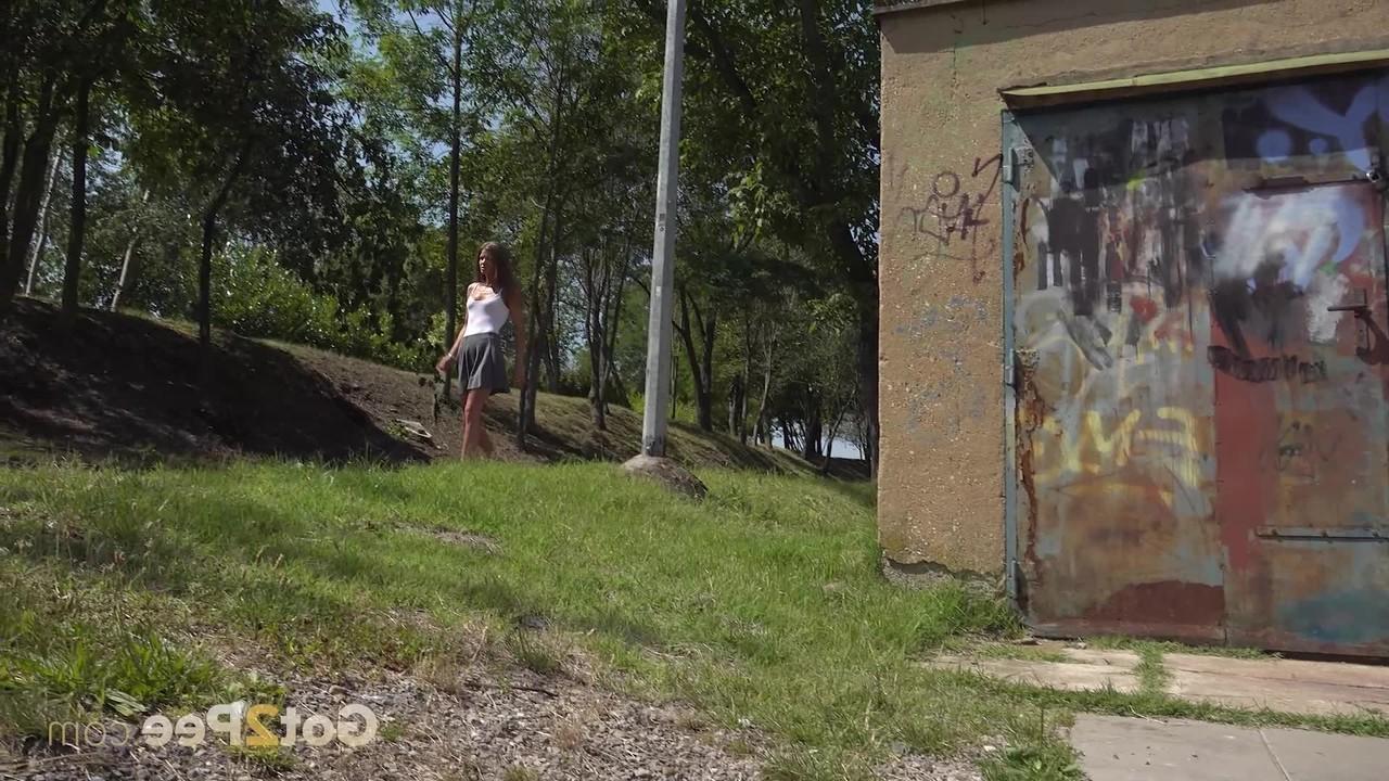 15P A bela magrinha Sarah Key mija na frente de um anexo