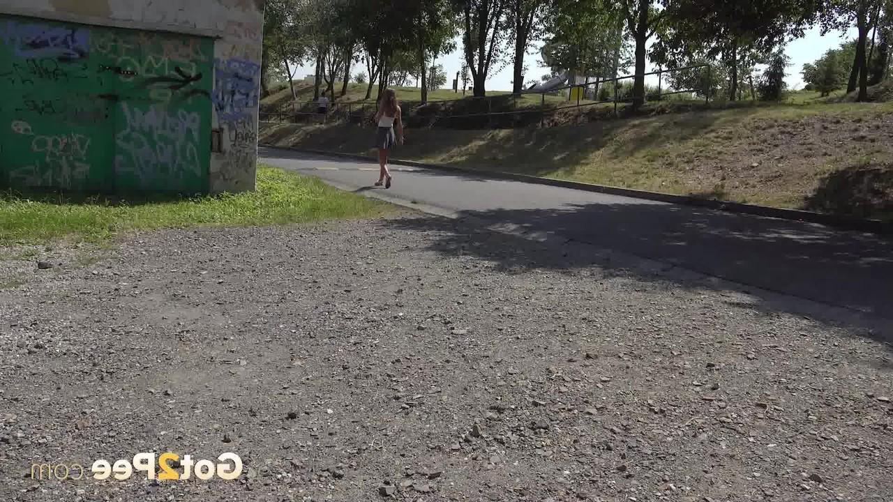 15P A bela magrinha Sarah Key mija na frente de um anexo