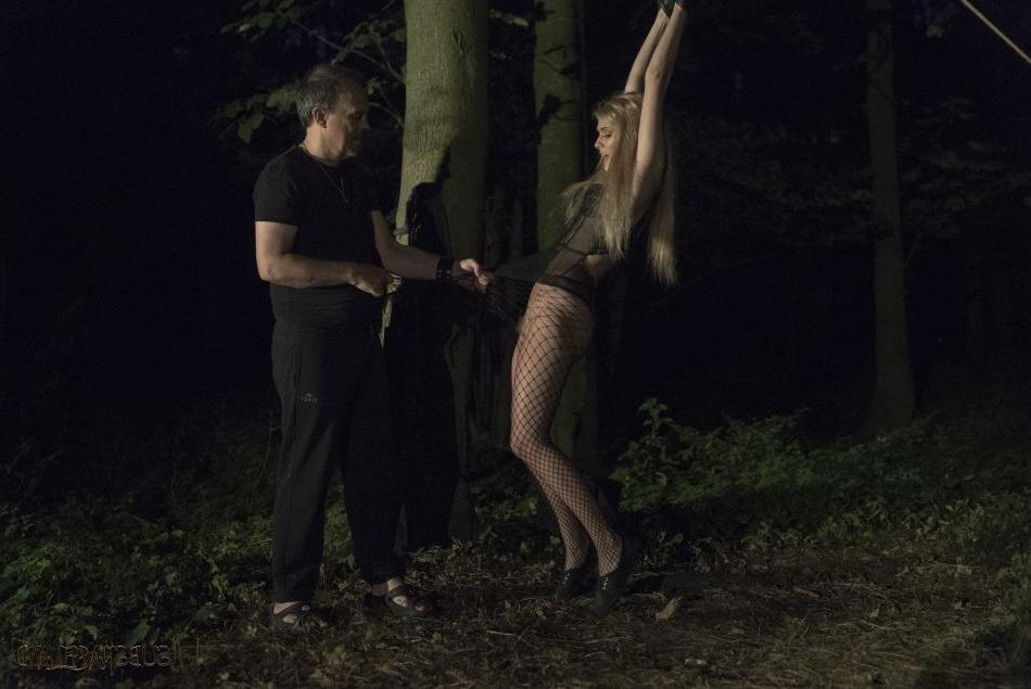 16P Nackte Blondine lutscht und fickt einen Schwanz, nachdem sie nachts im Wald gefoltert wurde