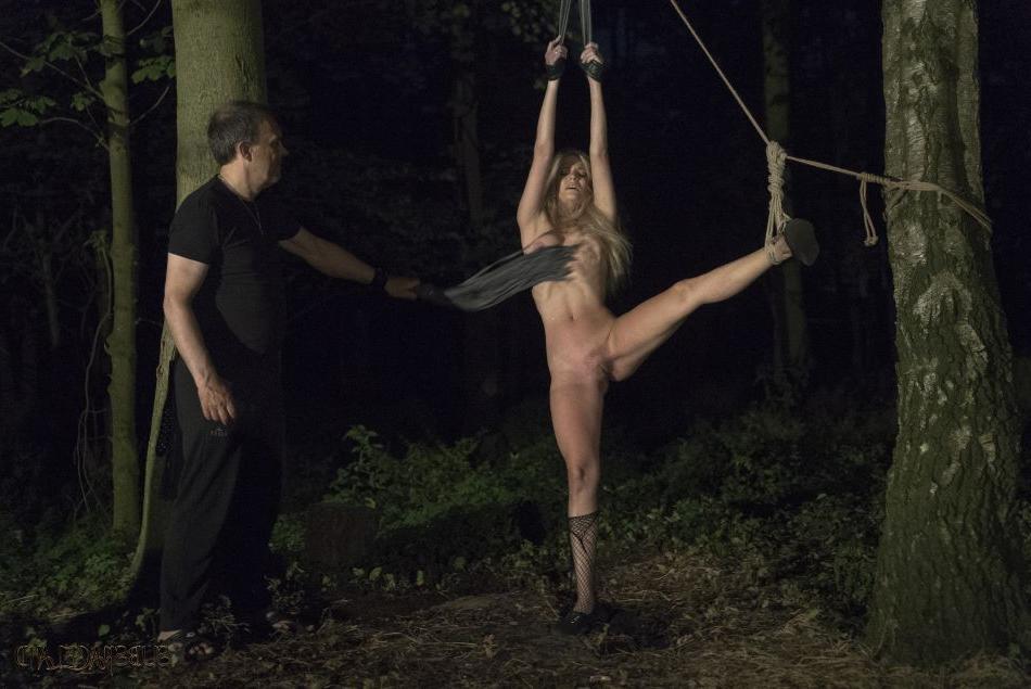 16P Nackte Blondine lutscht und fickt einen Schwanz, nachdem sie nachts im Wald gefoltert wurde