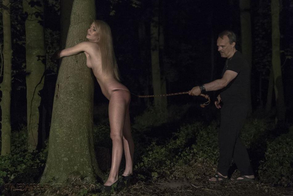 16P Nackte Blondine lutscht und fickt einen Schwanz, nachdem sie nachts im Wald gefoltert wurde