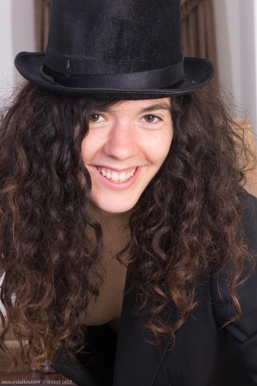 20P L'élégante Silki Smith enlève ses collants pour montrer sa chatte poilue toute nue.