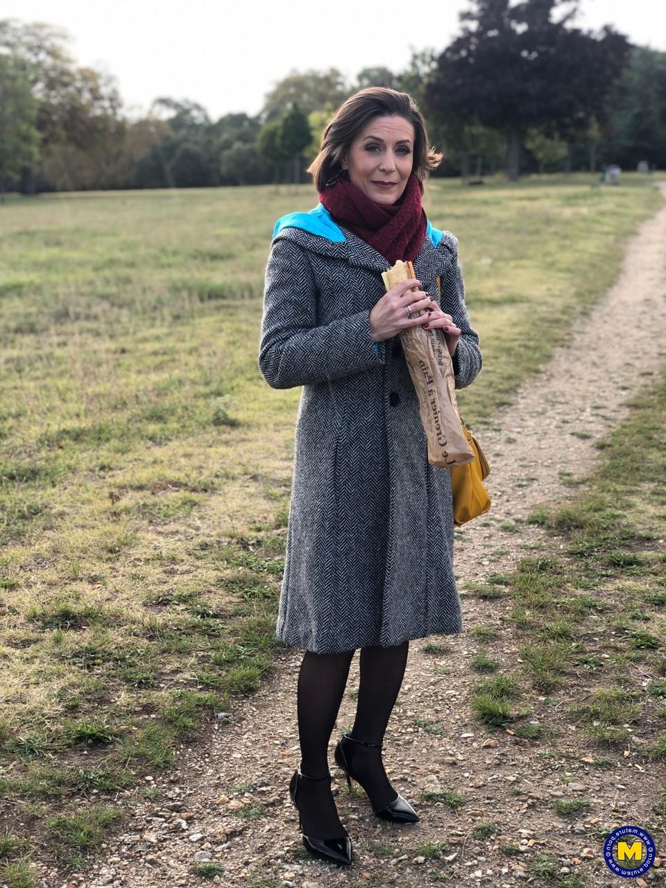 20P French mom Anya flashes her legs in stockings while eating a sandwich outside