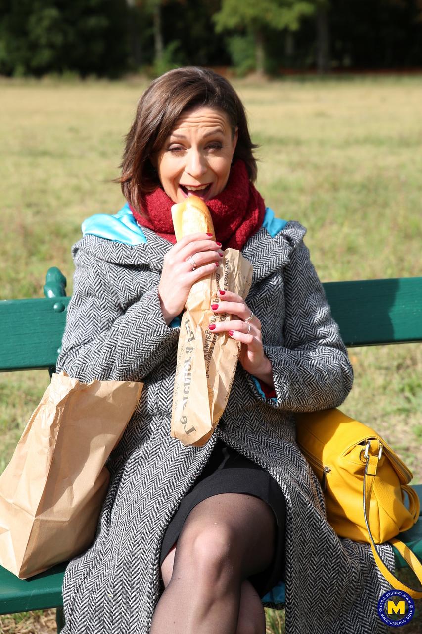 20P French mom Anya flashes her legs in stockings while eating a sandwich outside