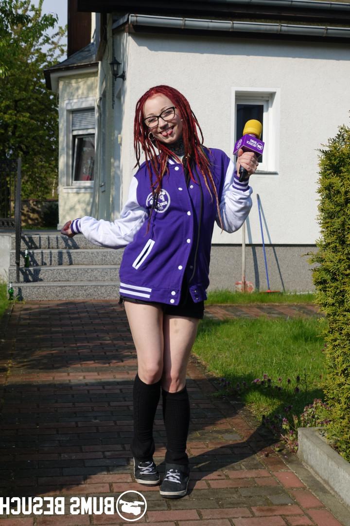 17P Die deutsche Rothaarige Conny Dachs wird vor der Fernsehpräsentation unter der Dusche gefickt