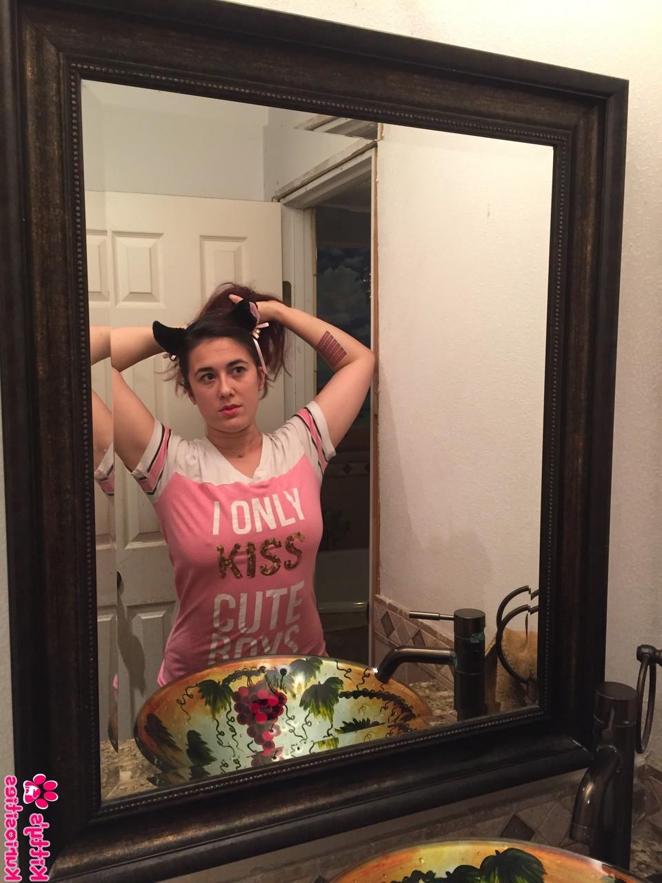 15P Ayli Katt, une minette amateur et ludique, se déshabille et prend un bain moussant.