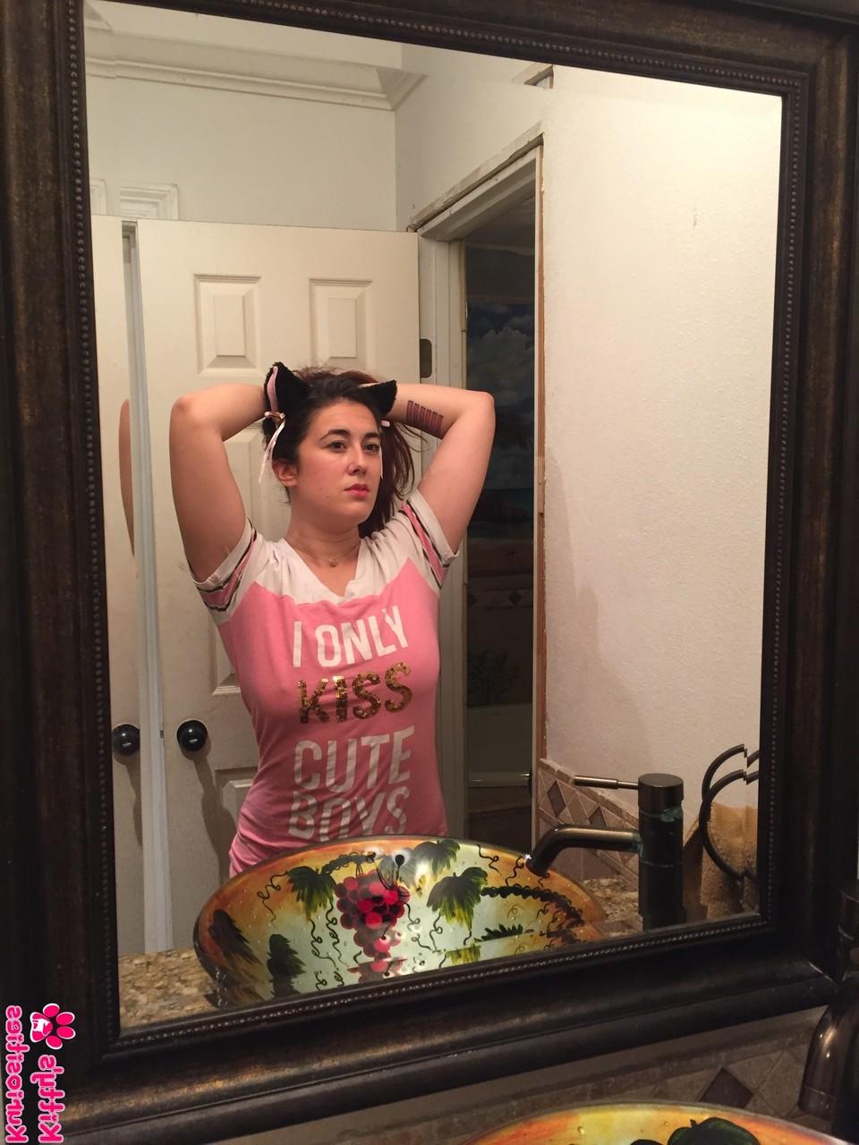 15P Ayli Katt, une minette amateur et ludique, se déshabille et prend un bain moussant.