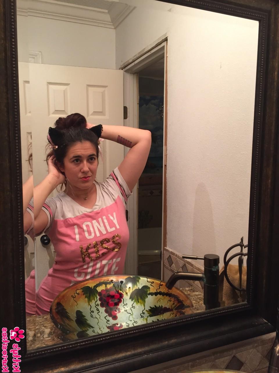 15P Ayli Katt, une minette amateur et ludique, se déshabille et prend un bain moussant.