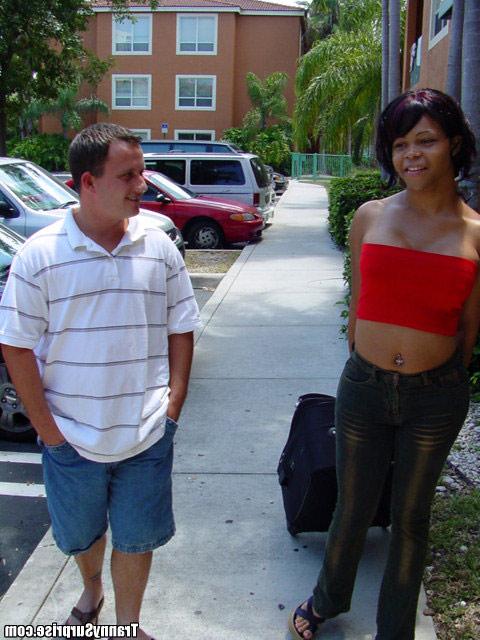 16P Sexy Latina tranny Chrissy dá e recebe sexo anal com homem