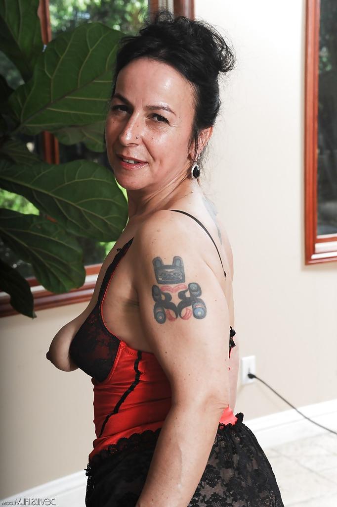16P La madura señorita nina swiss muestra su coño peludo y sus tetas caídas