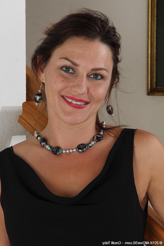 16P A bem madura Joana Jakes espalhando a bunda ajoelhada com peitos pequenos e flácidos pendurados