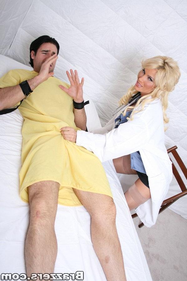 20P Slutty doctor Diamond Foxxx gets her pussy destroyed doggystyle by a patient
