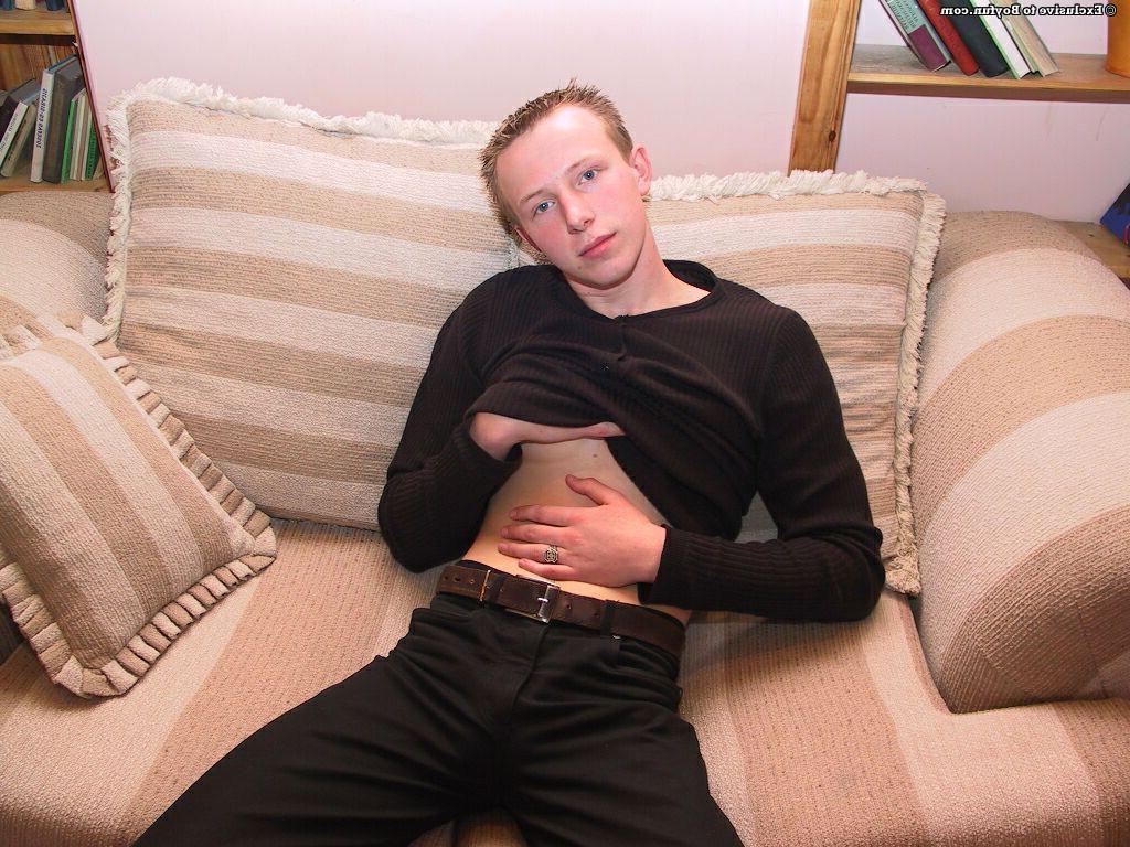 20P La blonde gay Vilius se déshabille et exhibe sa grosse bite non coupée.