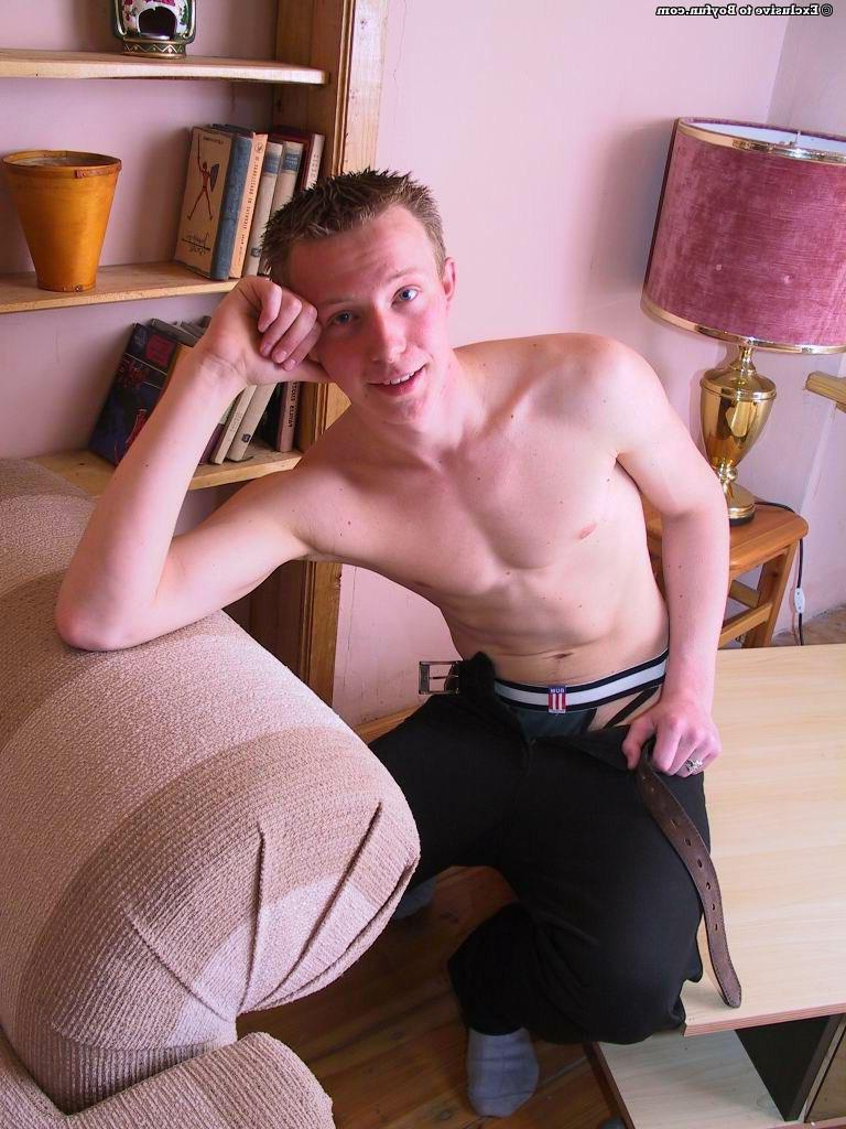 20P La blonde gay Vilius se déshabille et exhibe sa grosse bite non coupée.