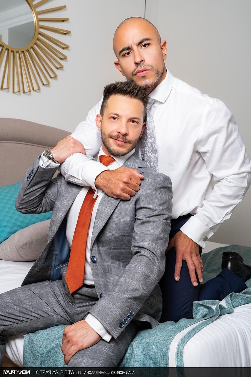20P Les hommes gays Alan Vicenzo et John Brachalli profitent du sexe anal en levrette