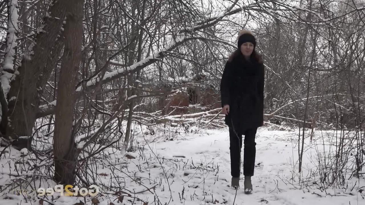 15P 素敵な女の子のカティアが雪の上でおしっこをしているときにパンツを下ろしたまま捕まってしまう