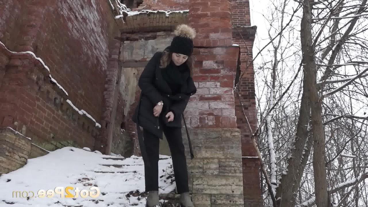 15P 素敵な女の子のカティアが雪の上でおしっこをしているときにパンツを下ろしたまま捕まってしまう