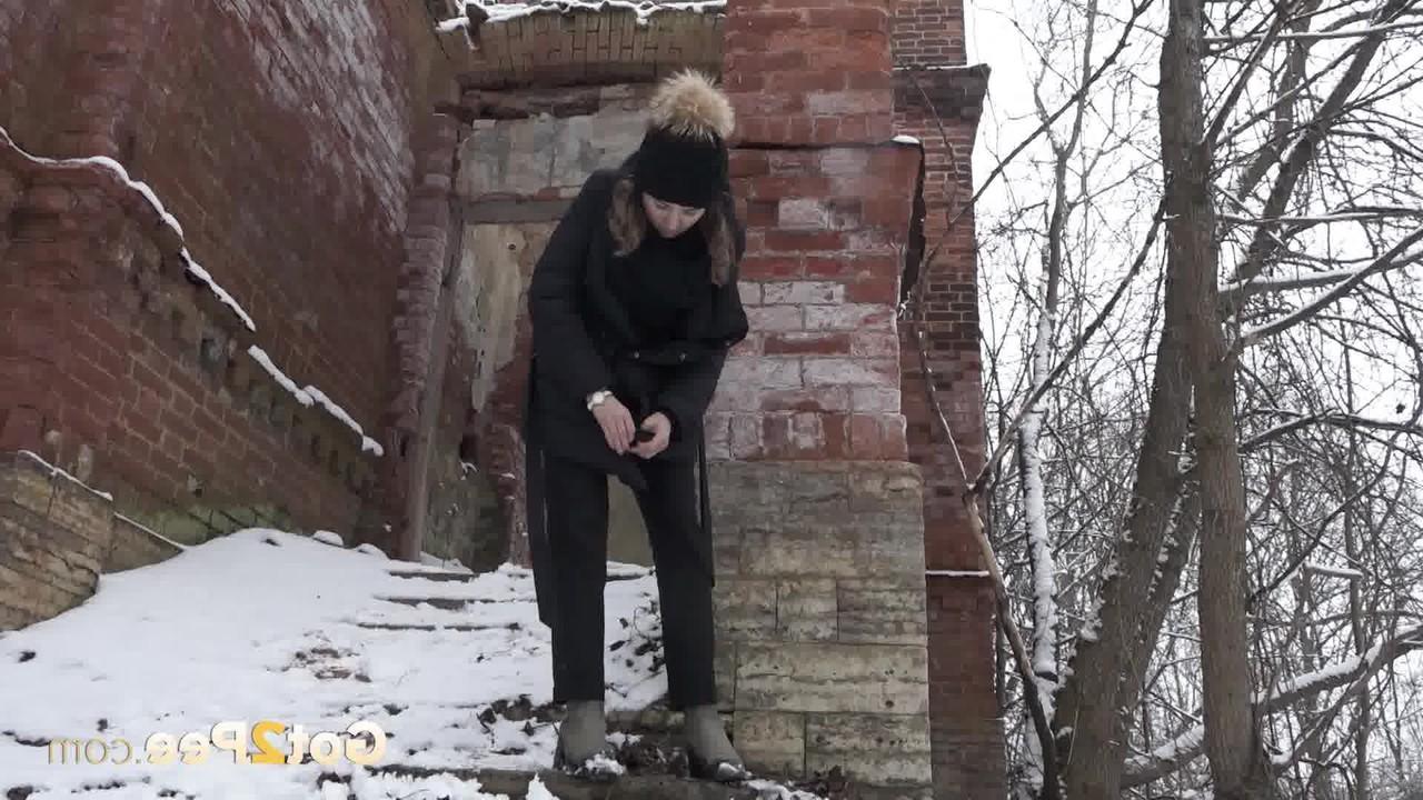 15P 素敵な女の子のカティアが雪の上でおしっこをしているときにパンツを下ろしたまま捕まってしまう