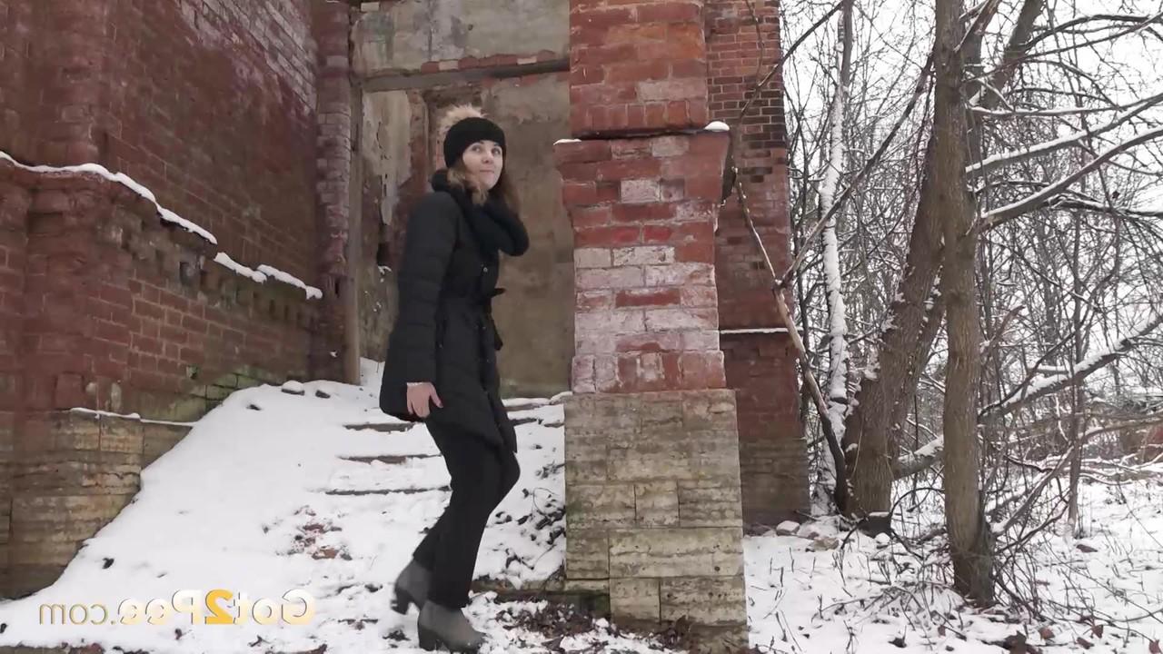 15P 素敵な女の子のカティアが雪の上でおしっこをしているときにパンツを下ろしたまま捕まってしまう