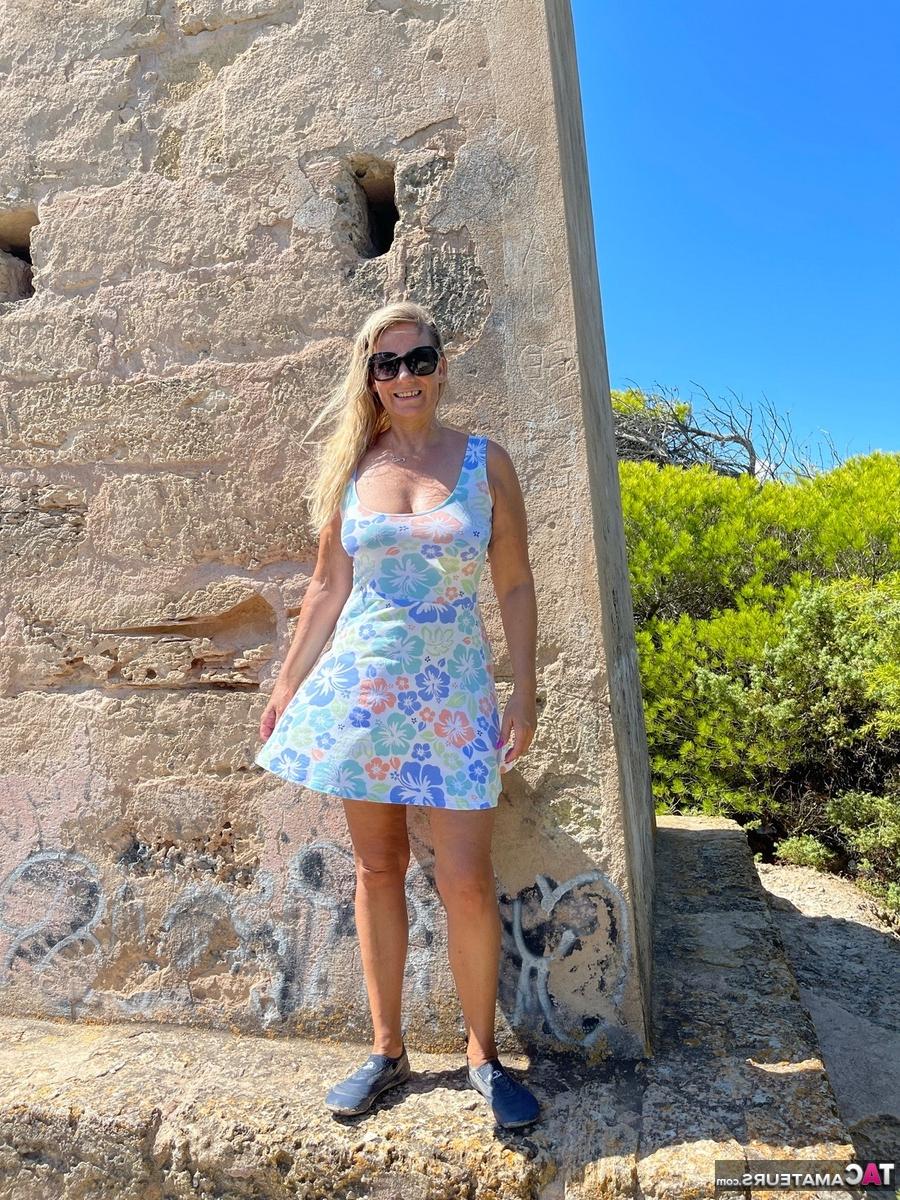 16P Sweet Susi, blonde d'âge moyen, enlève sa robe pour se mettre nue en plein air.