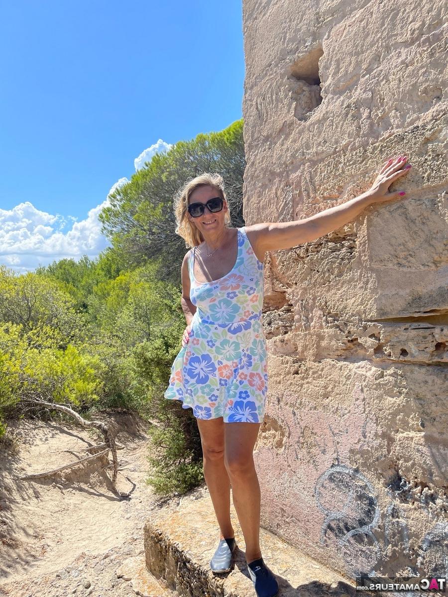 16P Sweet Susi, blonde d'âge moyen, enlève sa robe pour se mettre nue en plein air.