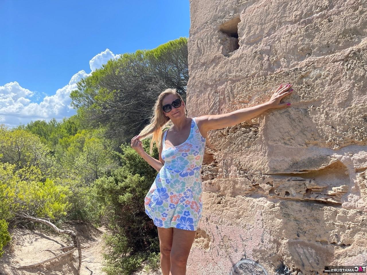16P Sweet Susi, blonde d'âge moyen, enlève sa robe pour se mettre nue en plein air.
