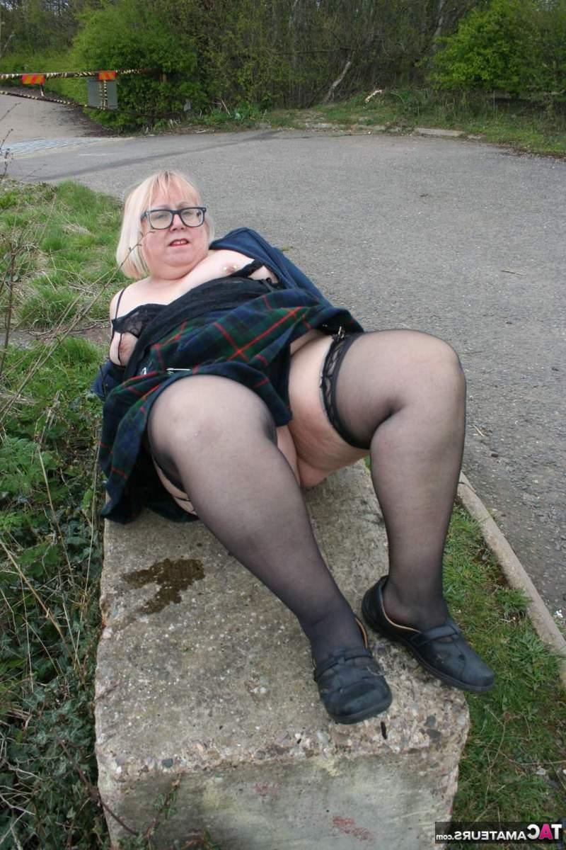 16P Die fettleibige britische Blondine Lexie Cummings pinkelt auf einen Betonblock neben einer Straße