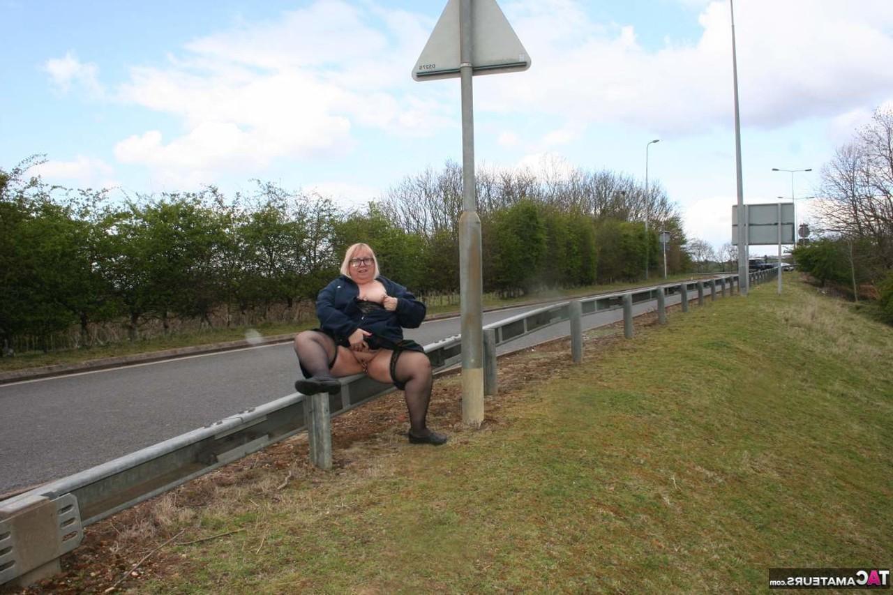 16P Die fettleibige britische Blondine Lexie Cummings pinkelt auf einen Betonblock neben einer Straße