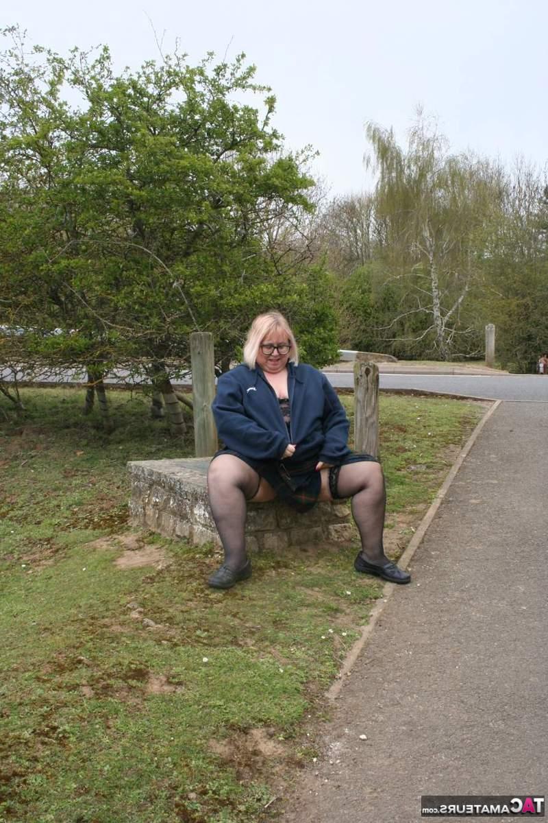 16P Die fettleibige britische Blondine Lexie Cummings pinkelt auf einen Betonblock neben einer Straße