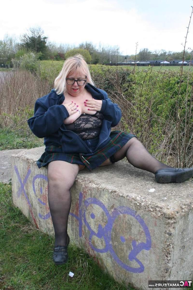 16P Die fettleibige britische Blondine Lexie Cummings pinkelt auf einen Betonblock neben einer Straße