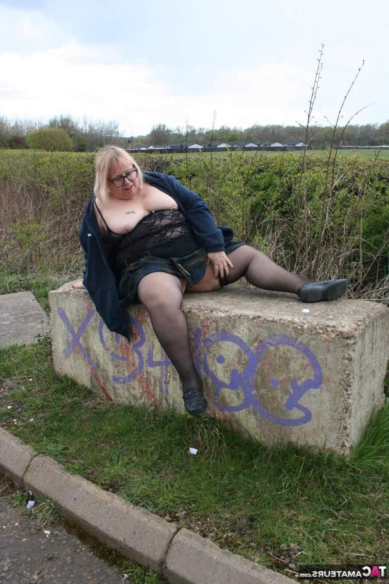 16P Die fettleibige britische Blondine Lexie Cummings pinkelt auf einen Betonblock neben einer Straße