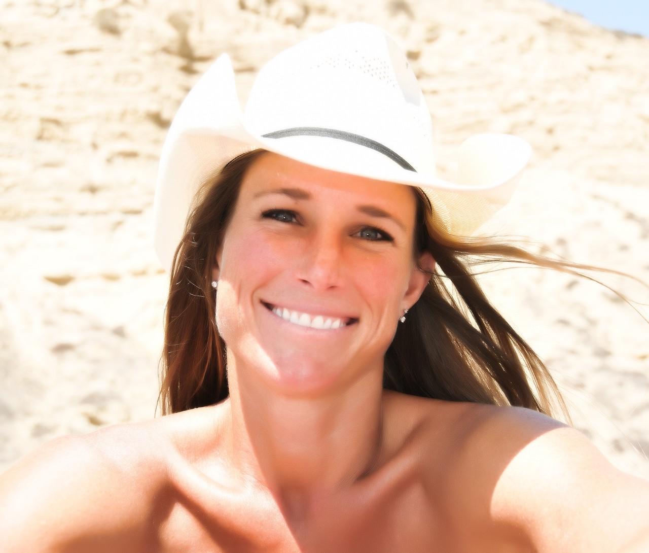 20P Hot MILF Sofie Marie mostra seu corpo perfeito usando um biquíni sexy