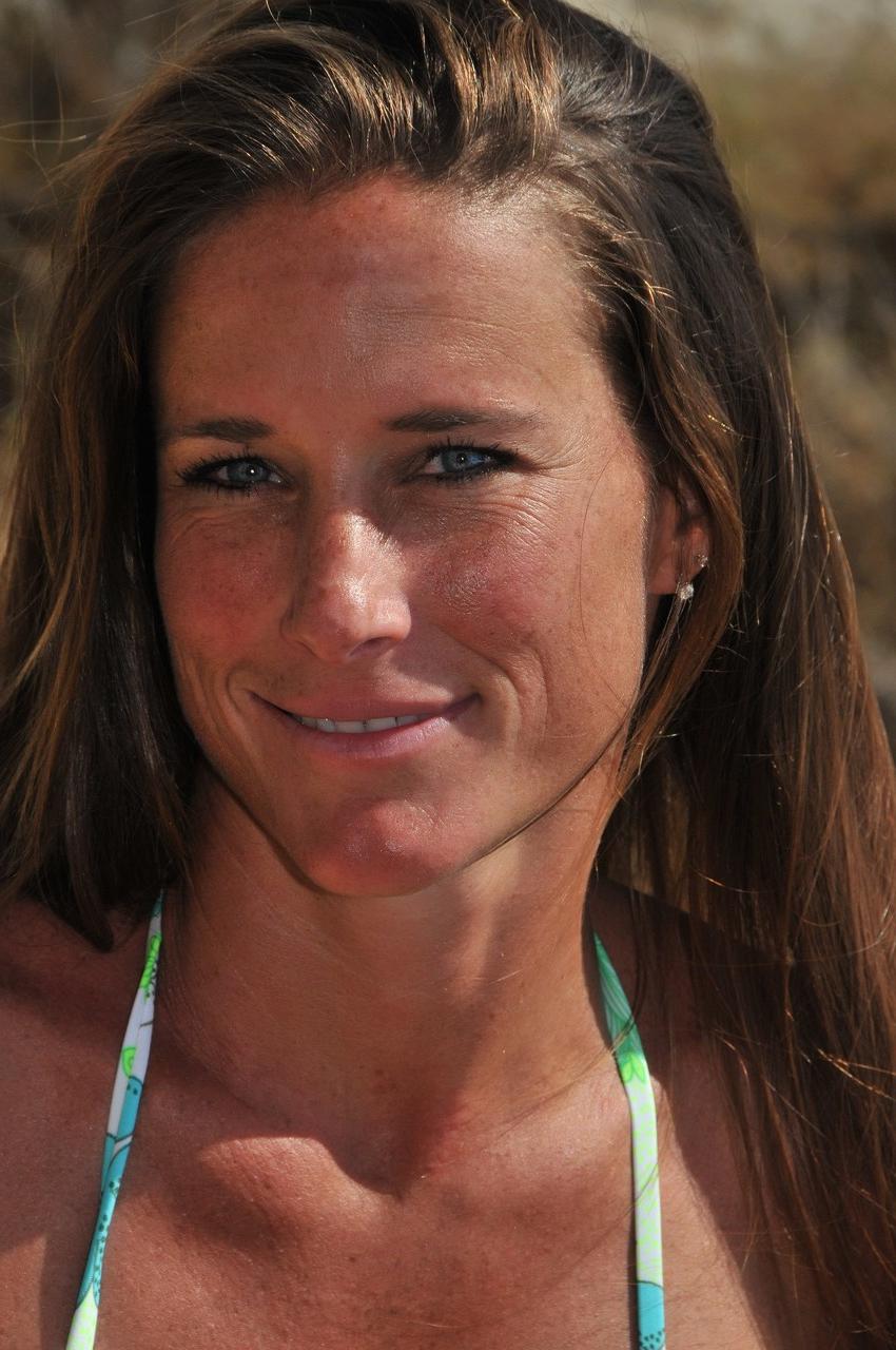 20P Hot MILF Sofie Marie mostra seu corpo perfeito usando um biquíni sexy