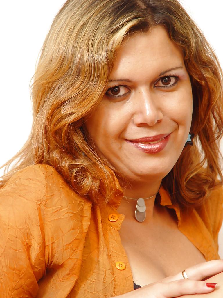 16P Madura travesti solo Fabiane Albuquerque revelando peitos pequenos em salto alto