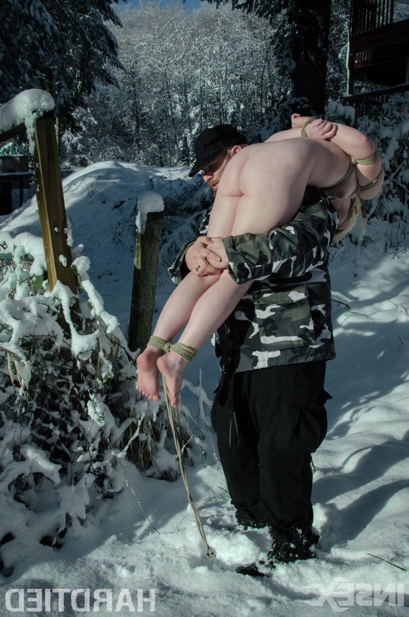 14P 色白の女性が拘束された後、氷と雪の中に置き去りにされる