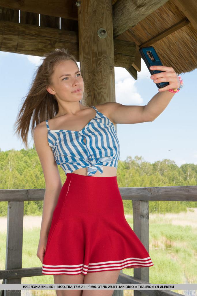 18P Die zierliche Teenagerin Merelin macht Selfies, während sie sich an einem Wildbeobachtungspunkt auszieht