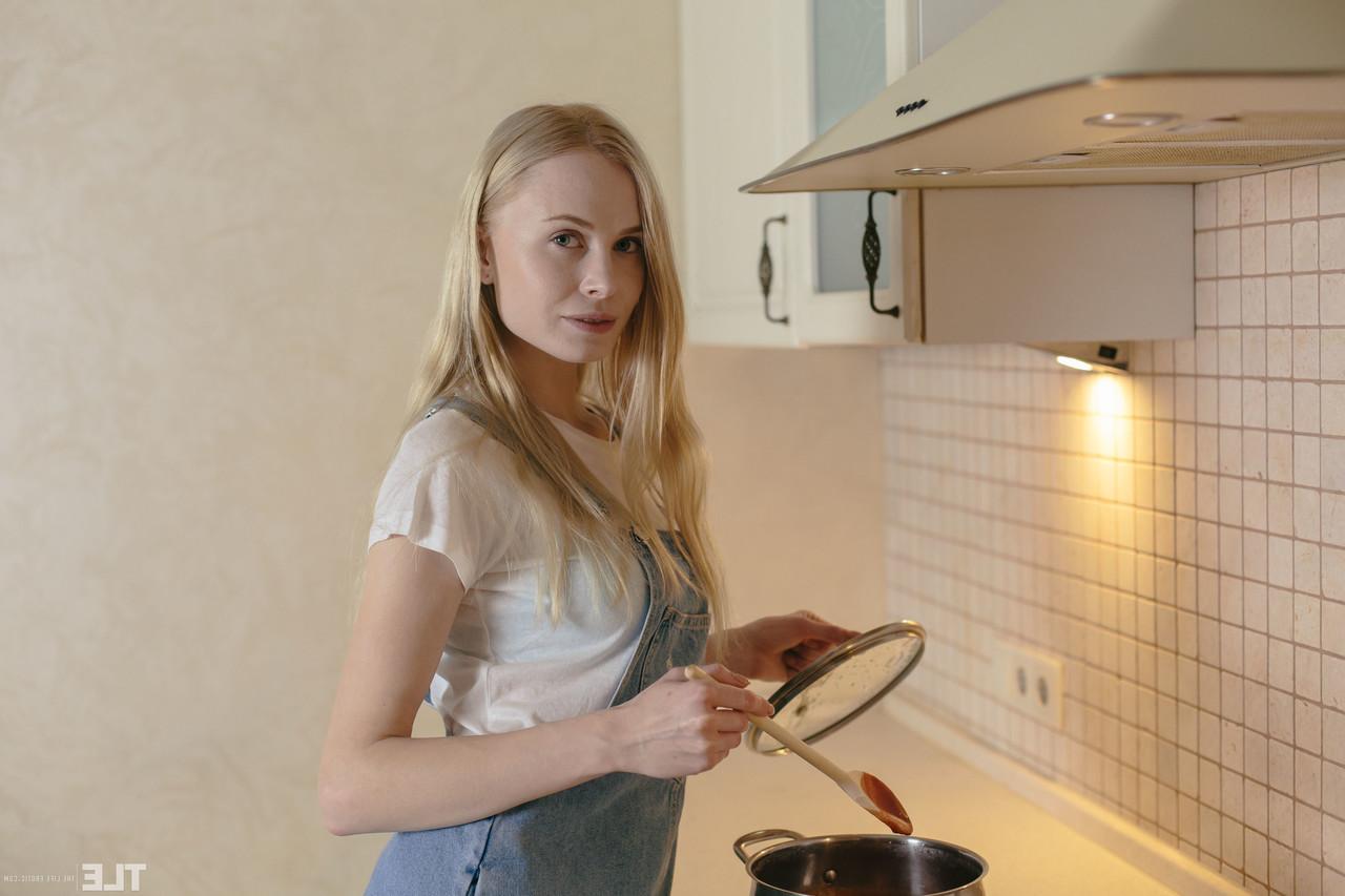 20P Die glamouröse Russin Maria Rubio zeigt ihren runden Arsch und fingert ihre Möse