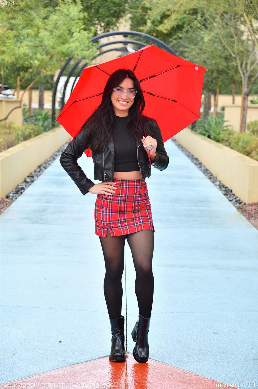 20P Die glamouröse Schönheit Kylie posiert in ihrem sexy Outfit und zeigt ihre Titten und ihren Arsch