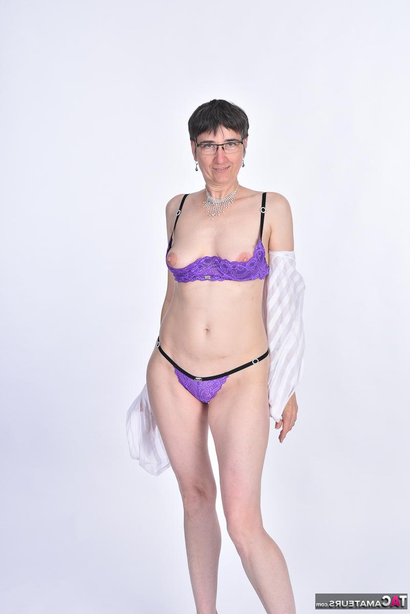 16P Morena mais velha amadora Hot MILF perde os peitos de um sutiã em uma tanga combinando