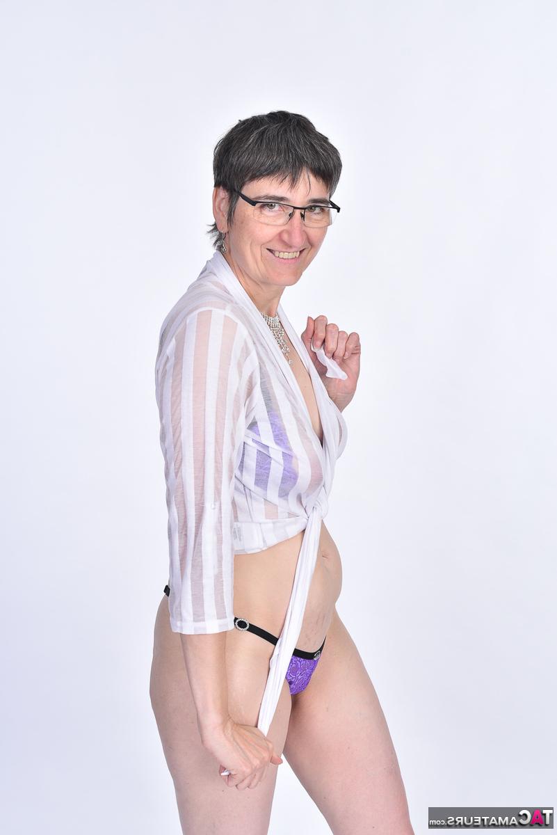 16P Morena mais velha amadora Hot MILF perde os peitos de um sutiã em uma tanga combinando