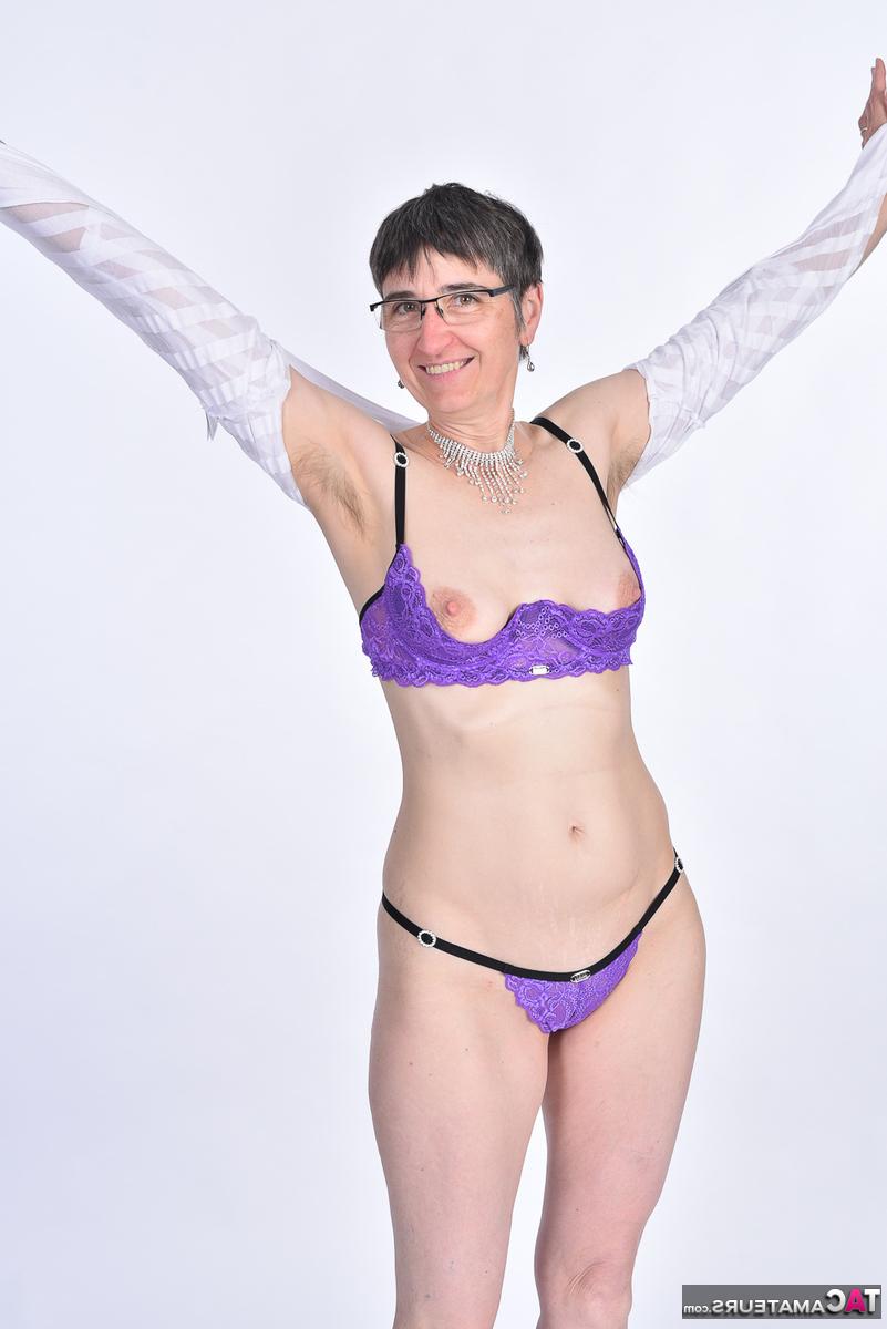 16P Morena mais velha amadora Hot MILF perde os peitos de um sutiã em uma tanga combinando