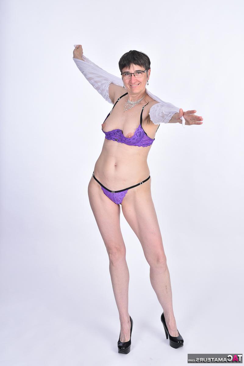 16P Morena mais velha amadora Hot MILF perde os peitos de um sutiã em uma tanga combinando