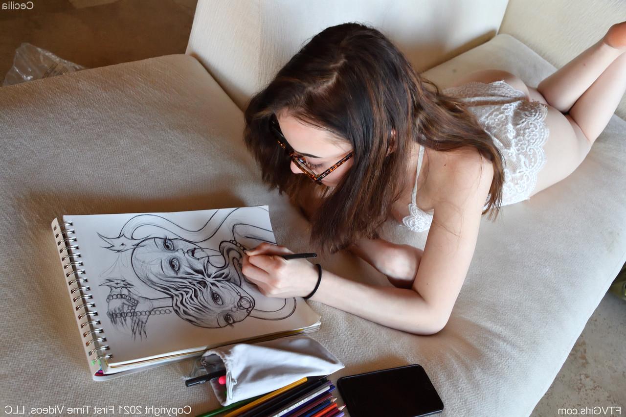 20P A jovem artista nerd Cecilia afasta a calcinha e brinca com sua buceta adolescente