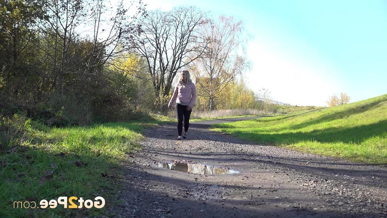 15P Menina loira lambida Lex dá uma mijada em uma poça enquanto sai para uma caminhada de lazer