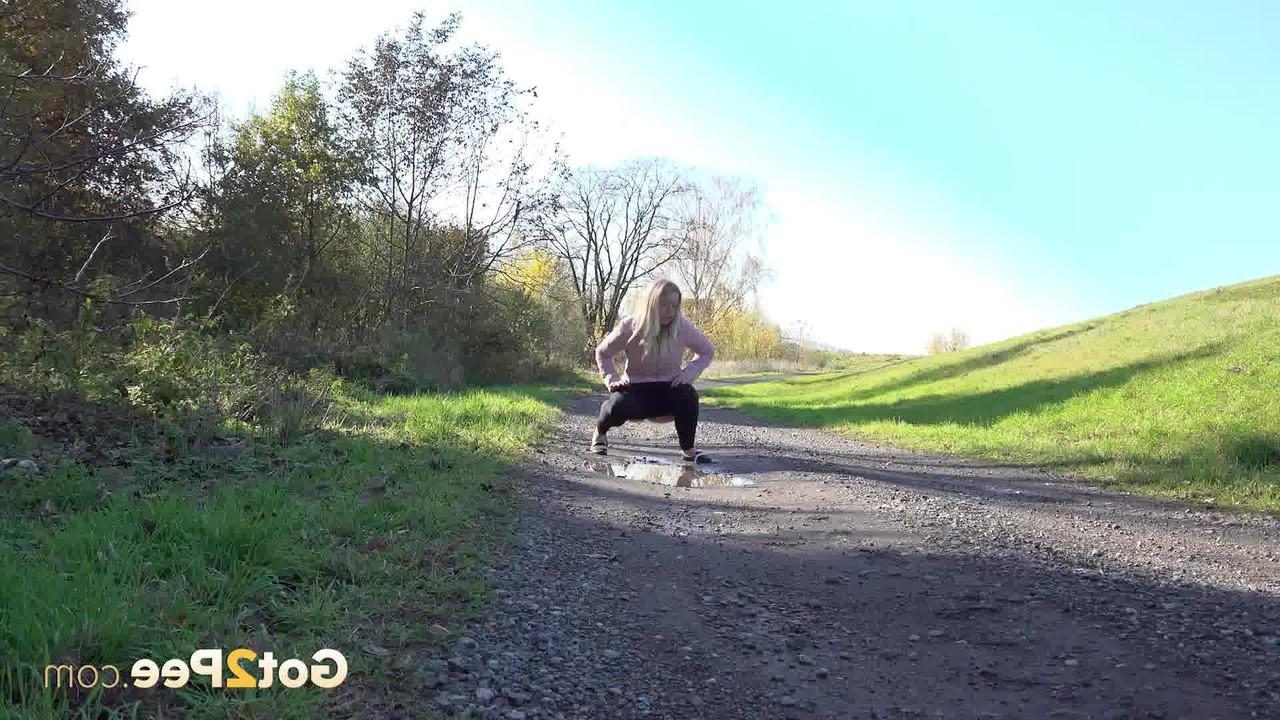 15P Menina loira lambida Lex dá uma mijada em uma poça enquanto sai para uma caminhada de lazer