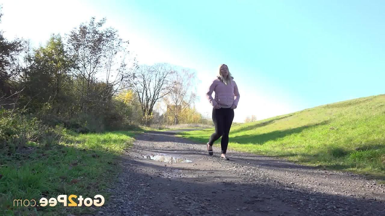 15P Menina loira lambida Lex dá uma mijada em uma poça enquanto sai para uma caminhada de lazer