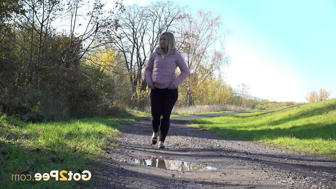 15P Menina loira lambida Lex dá uma mijada em uma poça enquanto sai para uma caminhada de lazer
