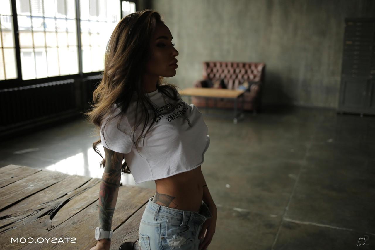 16P La belle Megan aux gros seins dévoile ses faux seins ronds et sexy et laisse tomber son jean.